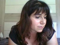 Je suis petite brune  avec des formes aux yeux bleues, je suis attirante, pulpeuse et sexy. N’hésitez pas à prendre rendez-vous avec moi par message si je suis en hors ligne je me ferai un plaisir de vous répondre et de passer un moment coquin en privé ou en vip