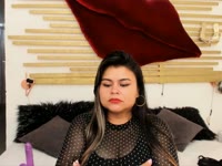 Mi show se
ilumina y resplandece cuando estas dentro de mi; como si me embrujaras con
tus peticiones, fantasías y deseos... Vivo ardiente por complacer tus sueños
eróticos... juego con mis tetas... disfruto con una polla bien rica dentro de
mi coño y culo.