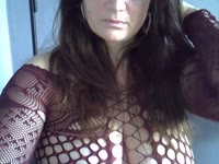 Een vrijgezelle spannende milf die van avontuurtjes en fantasietjes houdt. Om te delen of om de jouwe te horen.