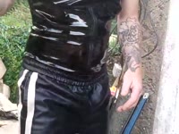 Bi en latex bien salope, versa