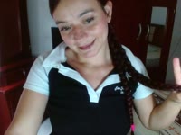 Soy una chica inocente  que irradia pureza y frescura en mi mirada y en mi sonrisa. Siempre  reflejo curiosidad y asombro ante el mundo que me rodea. Mis  ojos brillan por ti con una luz interior deseo y placer.