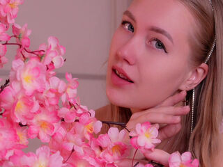 naughty camgirl masturbating with vibrator BertaTurro