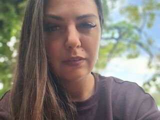 topless webcamgirl AryaMalone