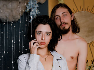 camcouple playing with sextoy JunnaAndKurt