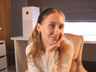 camslut showing tits AvaRedgate