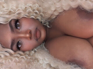 camgirl playing with dildo BarbieThiara
