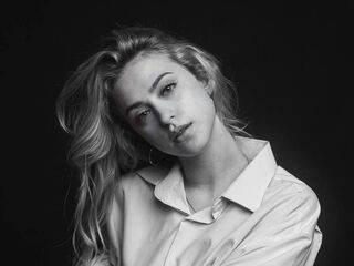 camgirl playing with sex toy GwynethHibbits