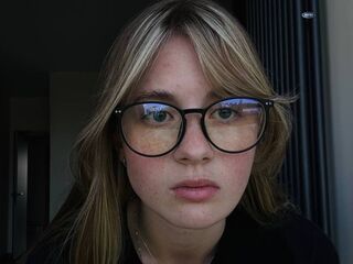 camslut showing tits JacelynAmenta