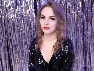 camgirl playing with vibrator KamillaNorman