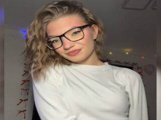 naked camgirl masturbating with vibrator KatieGoodacre