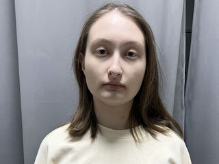 camslut fingering shaved pussy LauraHenry