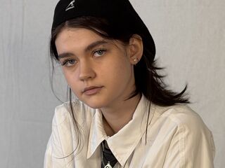 naked camgirl masturbating LeannMolineaux