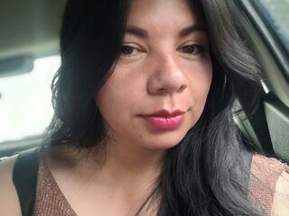 cam girl playing with dildo MacarennaGomez