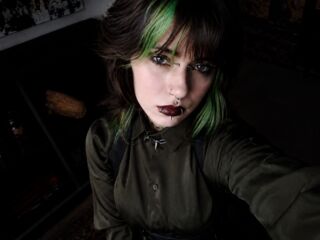 camgirl playing with dildo ShadowBelle