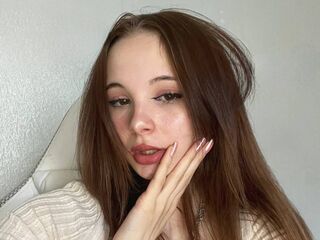 camslut showing tits VeronaHewlett